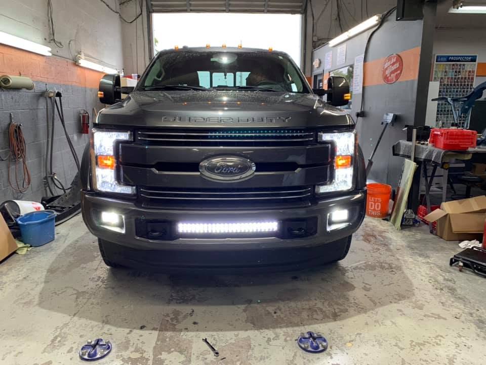 Reparación de colisión del frente de una Ford Super Duty en Automotive World Collision Center — comparación antes y después