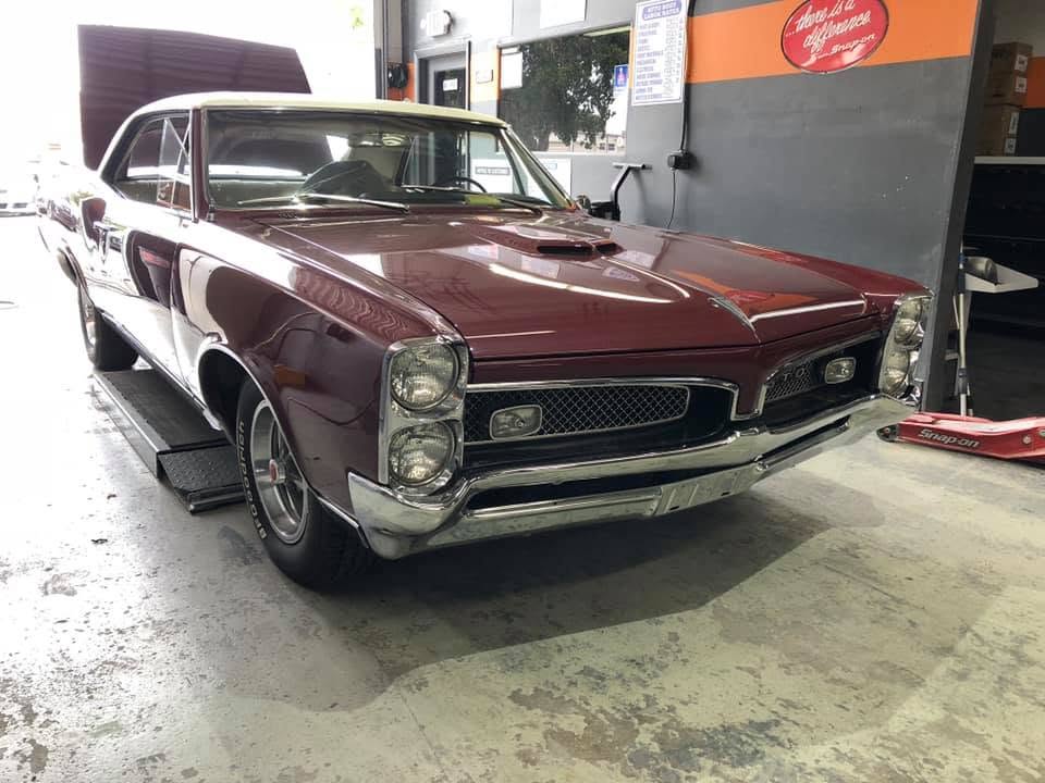 Pontiac GTO 1967 restaurado en color vino, pintado en Automotive World Collision Center en Miami